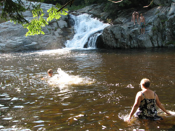 09upper_falls_jen_and_mom