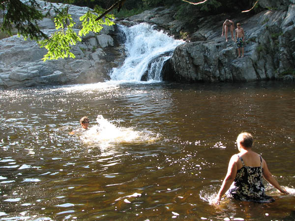 09upper_falls_jen_and_mom